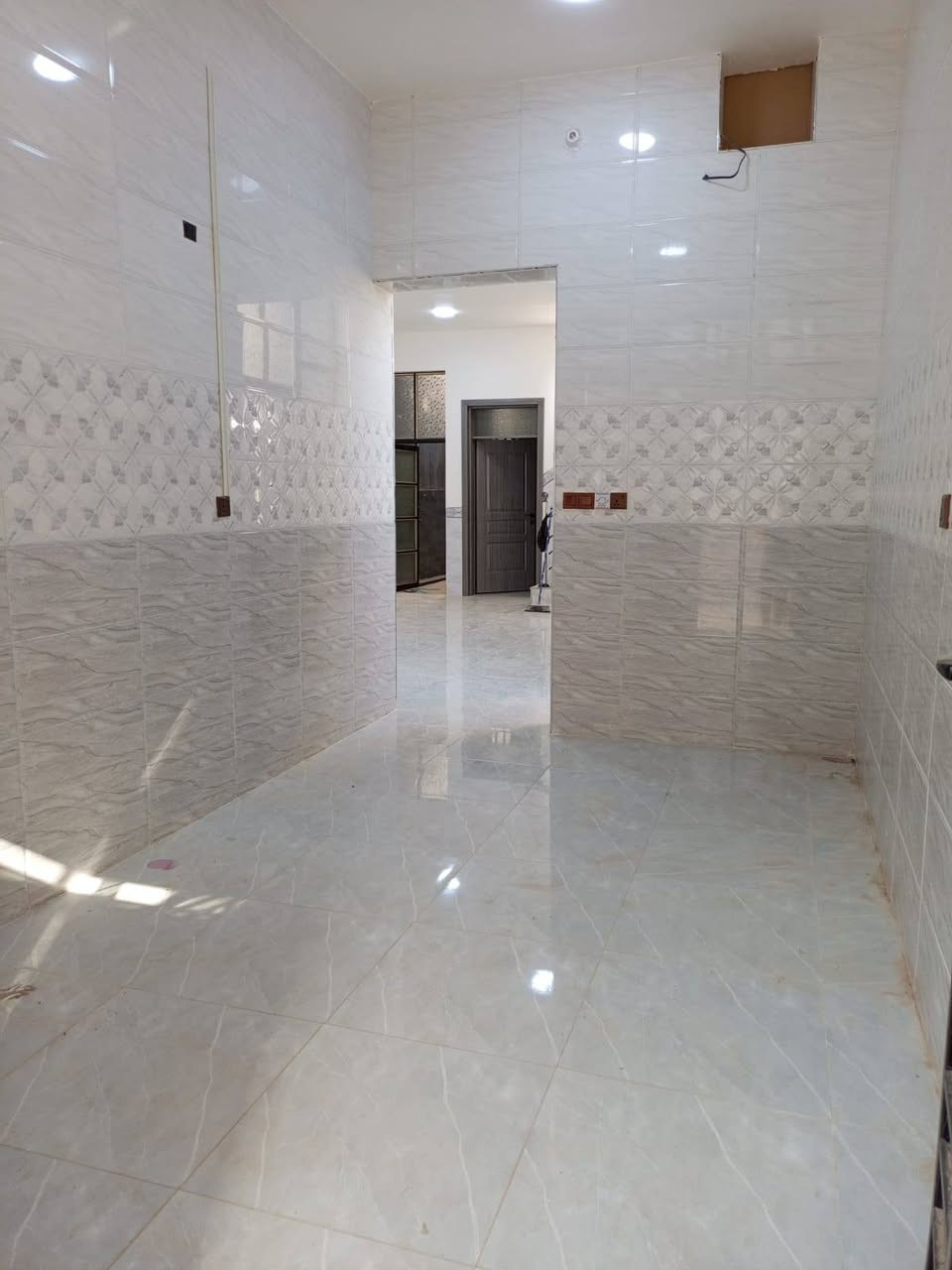 سلام عليكم دار للبيع مساحه125متر بناء حديث الموقع حي الامين قرب مجمع البرديني

يحتوي البيت
صاله
مطبخ
حولي
غرفه عدد2
صحيات عدد2
منور عدد2
للاستفسار***********
