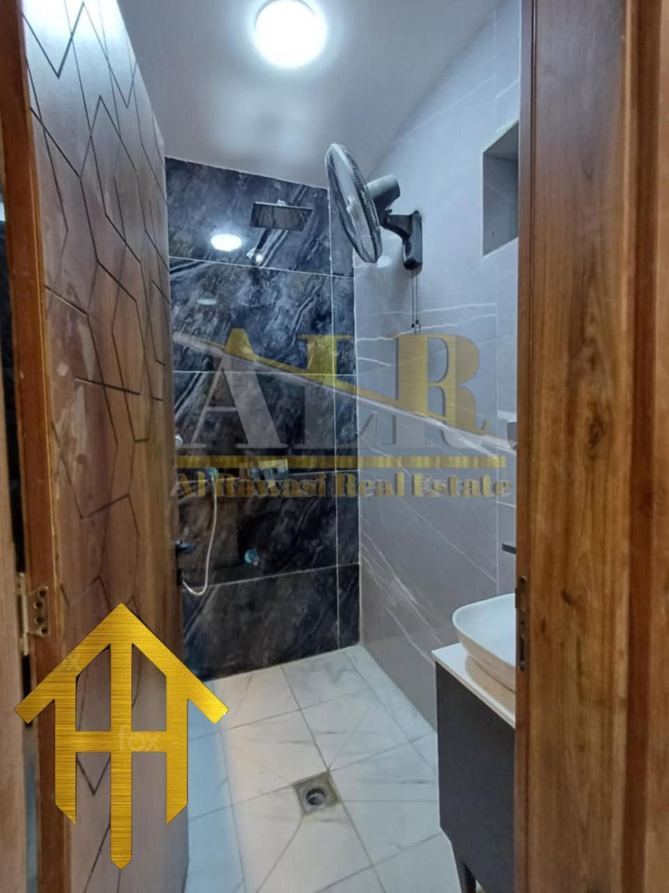 🏦 ®️مكتب الرواسي للعقار ®️ 🏦

‼️اعلان جديد‼️

🔴تسلسل العرض:-{ 129 }

®️دار ( ركن )للبيع  🅿️🏚️ 

     المساحه الكلية:-62م.  { واقع حال 70 متر } 

      واجهة:-9م.        ✖️.    نزال:-7م

®️تفاصيل البيت:-{بناء سنة 2025 ركن }

الطابق الاول:- { استقبال ➕مطبخ ➕خدمات ➕حولي  }

الطابق الثاني:- { ( 2 ) غرف نوم➕ خدمات  }

الطابق الثالث :- { بيتونة } 

📍موقع البيت:- حي اور ال600 

            .………..{بأدارة السيد ابو عبد }………….

للاستفسار📞📞📱📱

عبد الرحمن.    ***********

   منتظر.             ***********
