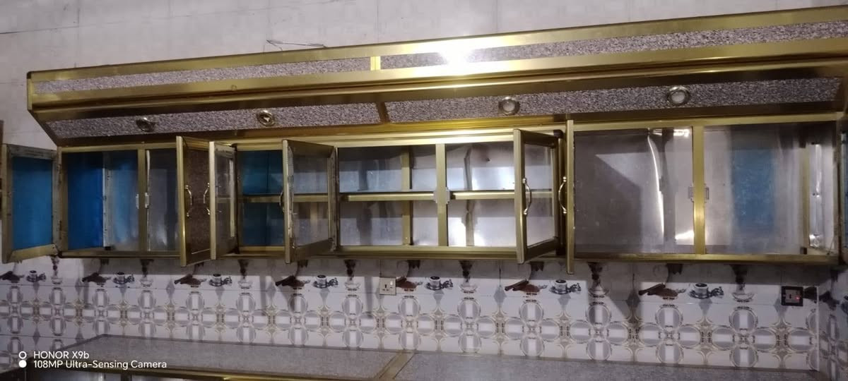 كاونتر المنيوم للبيع 3 امتار ونص تفصال استعمال شهر واحد كلش نظيف تكمه سطح وملحق وسنك ابو الحوضين السعر 550 وبيه مجال مكان البياع. 
رقم *********** يتوفر واتساب
