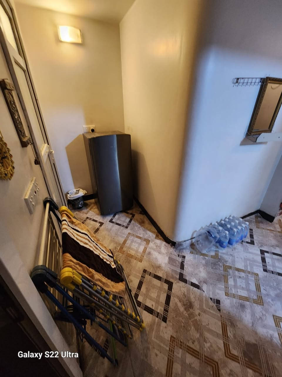 السلام عليكم ورحمة الله وبركاته 
 موجوده 
شقة موثثة للإيجار الطابق الثاني 
دقائق عن باب القبلة الإمام الحسين عليه السلام
ومن جانب الايمن للرايه والمكتبه المركزية الفرع الثالث
  بداية الفرع فندق لؤلؤة كربلاء
مقابل اللجان الصحيه

موثثة للمعيشه
و بدون دفع اي فواتير للماء والكهرباء
 تتكون الشقة من غرفتين نوم  وصاله ومطبخ وصحيات المساحه أقل من ١٠٠متر
 مفروشة متكاملة
 تحتوي  شقة ٣
أجهزة تدفئة وتبريد ممتاز

ومحطة لتصفيه ماء ارو صالح للشرب وبراد 
 ومكوى واستان
 وسخان أمريكي سريع للتسخين و اناره كاملة
و  افرشه كاملة عديدة للضيوف
 ومكوى  ومشره للملابس
و غسالة سامسوك اتماتيك حديثة كبيره
و ثلاجه
 و كاونتر مطبخ 
وقنينة غاز بلاستك وجميع لوازم المطبخ  
 تلفزيون بلازما وستلات عدة اقمار 
الحمام متكامل شرقي وغربي سراميك
أبواب صاج وشبابيك  bvc
الشقة مصبوغة بلاستك تركي معزوله لصوت والحرارة
للحجز والاستفسار 
الإتصال  وتساب
فقط على الأرقام

 ***********

***********
