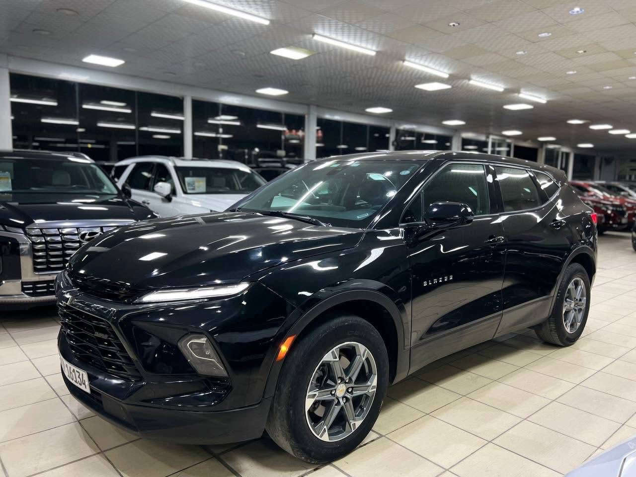 السلام عليكم ورحمة الله وبركاته.
#معرض_ابن_شعبان_لتجارة_السيارات. 
____________________________
✅اسم السيارة : شوفرليت بلايزر
✅الموديل : 2023
✅رقم السيارة : رقم اربيل  تحويل ملكية او ✅وكالة حسب رغبة المشتري 
✅السعر : 190 ورقة
✅الضرر : جاملغ امامي ايسر و طرف البنيد 
✅عداد المسافة : 34 الف ميل فقط
✅الايرباكات :  ضرر ايرباك الدركة  
____________________________
🔻1-حجم المحرك 4 سلندر 2000 تيربو  🔻
🔻2-ويل كب حجم 18 مع طقم تايرة 🔻بحالة ممتازة 
🔻3-بصمة ابواب و بصمة تشغيل و تشغيل 🔻عن بعد 
🔻4-لايتات زينون عالي ناصي اصل 
🔻6-غرفة السيارة مخمل اسود  
🔻7-تحكم كهربائي لمقعد السائق 
🔻8-تحكم ستيرن جهتين متكامل 
🔻9-رادار امامي مانع للتصادم
🔻10-شاشة كبيرة الحجم للتحكم بكافة الايعازات
🔻11-كامرة خلفية 
🔻12-تحكم كهربائي لمقعد السائق 
🔻13-وضعيات متعددة للقيادة 

🔵السعر المطلوب : 190  ورقة🔵
 
____________________________
للأستفسار اكثر : 
الادوات ☎️***********
المبيعات☎️***********

🔴العنوان: النجف الاشرف🔴
🔴المدينة المائية🔴
🔴مقابل حي الجامعة🔴
🔴مجاور كافية الزاويه🔴
