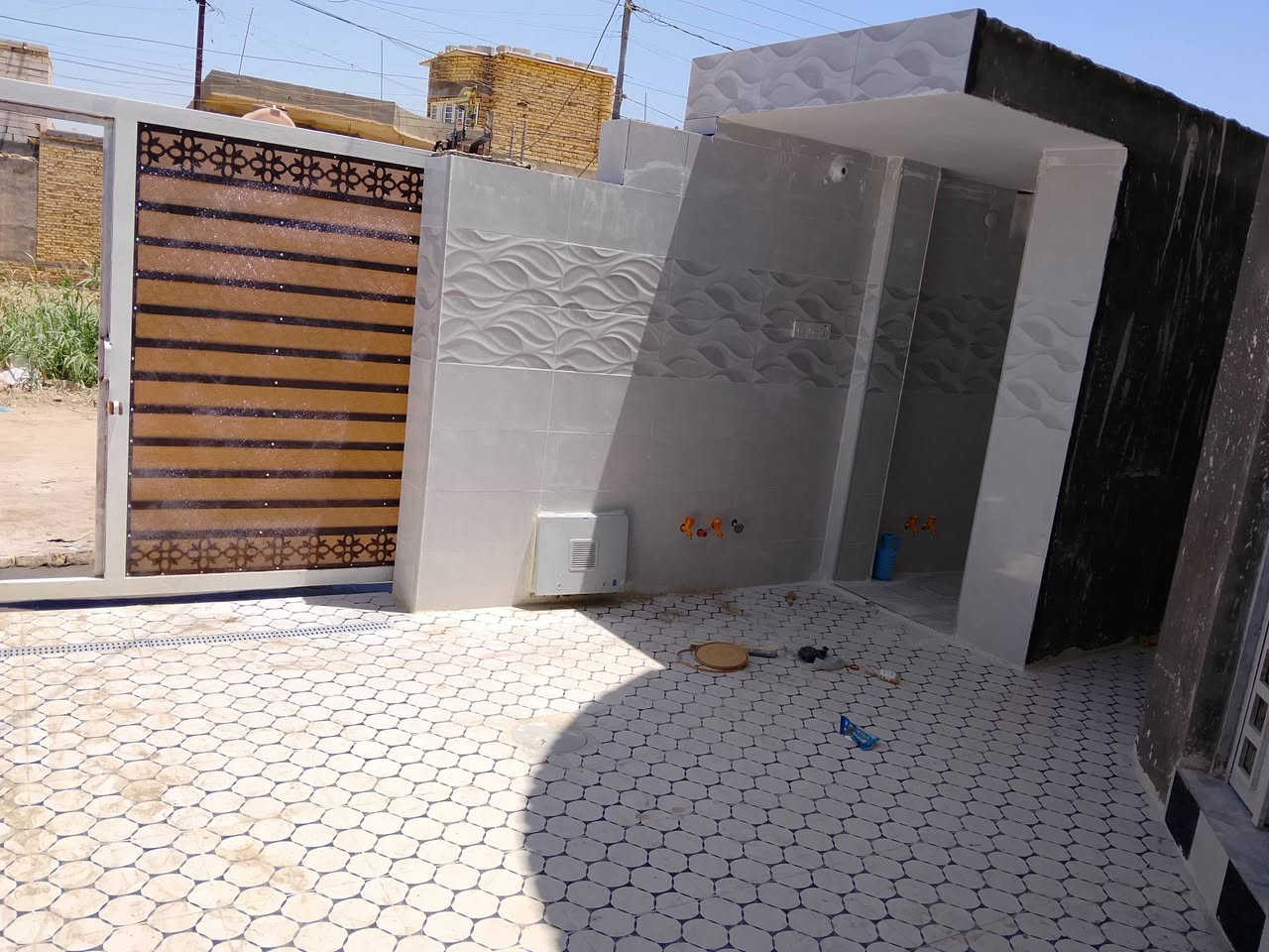 السلام عليكم بيت زراعي بكاع علي ال حامي  للبيع مساحته 140 متر واجهيته 7 ونزال 20 عل حولي اول فرع  يحتوي عله ثنين غرف نوم وصاله واستقبال ومطبخ وحمام  دخلي ولتواليت خارجيه ولسكف كونكريت جديد ما مسكون للاستفسار الاتصال ***********
