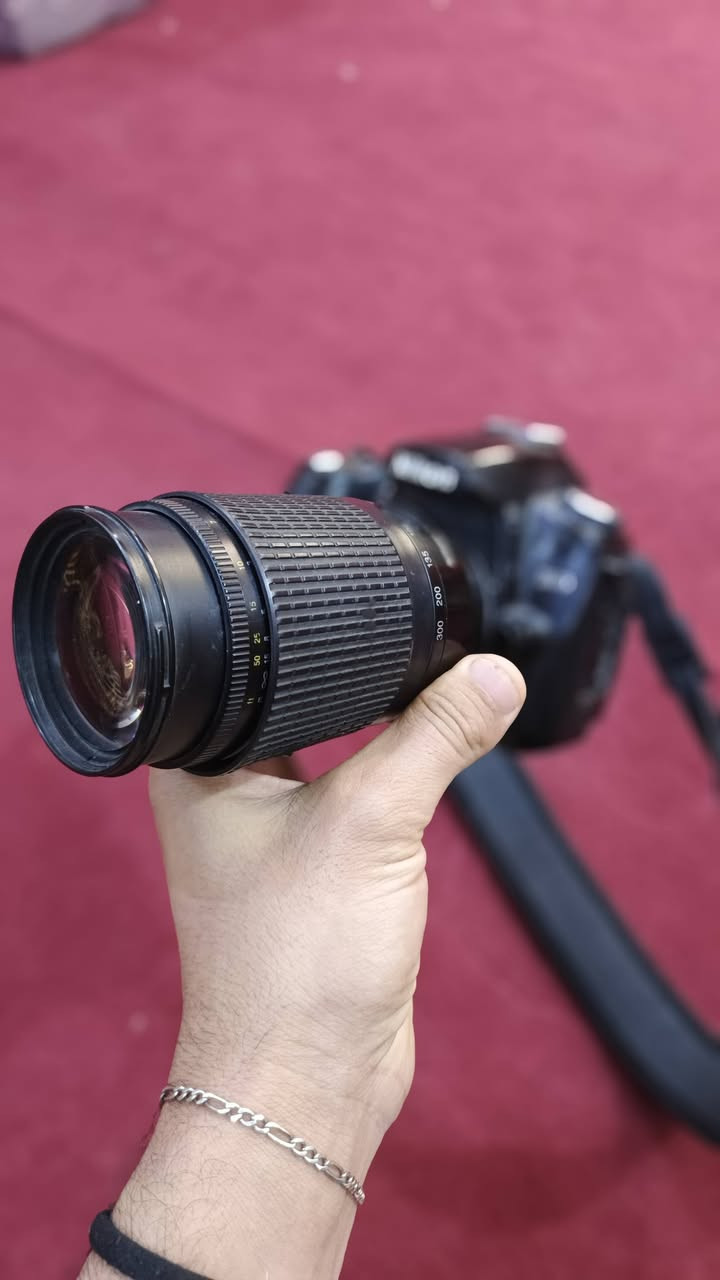 بيع كاميرا نيكون دي 90 مع ملحقاتها الاستفسار الرقم  ***********
