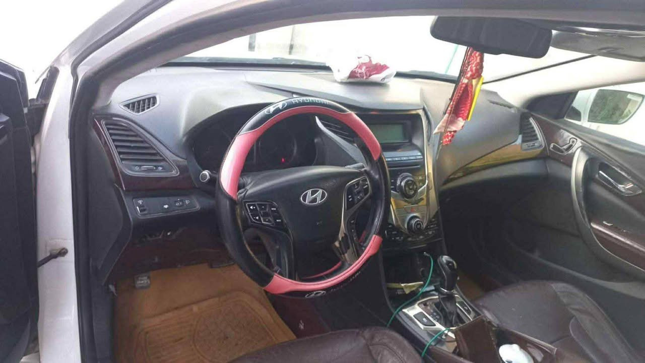 السلام عليكم
هونداي ازيرا خليجي فول مواصفات موديل 2011 
رقم سليمانية الجديد السيارة بأسمي محرك 6 سلندر 3500
كشنات جلد بردة خلفية اصل كهربائية
تخم تايرات جديد قمارة بانوراما مري سلايت
تبريد أمامي خلفي التبريد ❄ ثلج قطعتين
بيها بارد جاملغ خلف السائق وشخوط بالدعامية
سويج بصمة اصل 
السنوية جديدة
كير محرك كله جديد 
علما السيارة جنايه  ومستعجل عالبيع لغرض البناء
السعر 120$
مكان السيارة #بغداد  المدائن
الهاتف ***********
