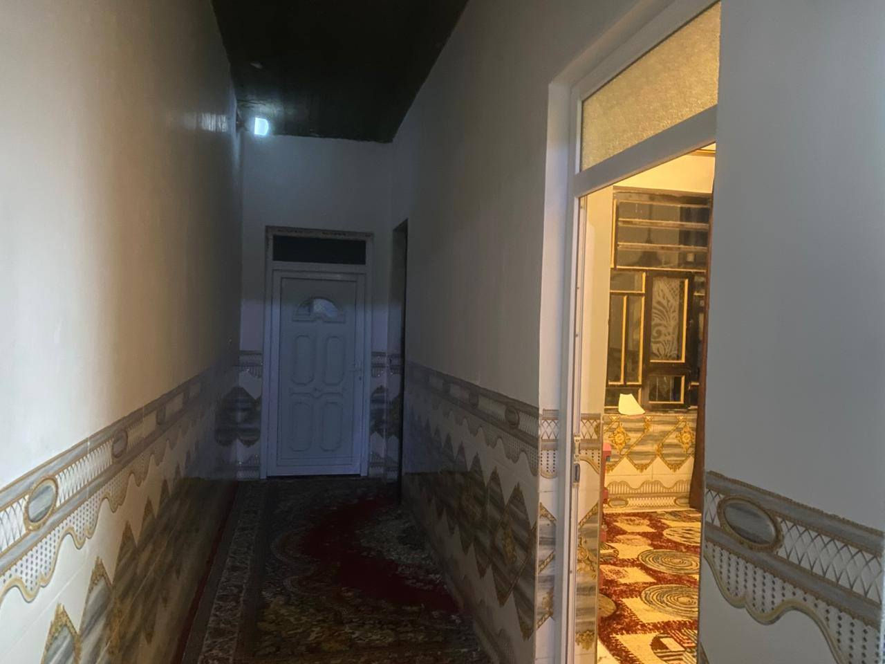 السلام عليكم 
البيت مساحة 150 متر 5*30 طابقين الاول معزول عن الثاني درج خارجي صدر طير  الطابق الاول غرف نوم عدد 2 +استقبال +صالة +حمام +مطبخ 
وصحيات خارجية 
والطابق الثاني ; غرفة نوم + استقبال +صالة+مطبخ +حمام +صحيات  في الديوم ال ١٢ الف البعيدة بالبداية يبعد عن شارع ٣٠ السايدين 50 متر فقط خدمات كاملة مي وكهرباء ومجاري البيت ناقصه فقط واجهيه وسقوف ثانويه الطابق الثاني 
السعر المطلوب ٧٥ وبي مجال
الاتصال ***********
