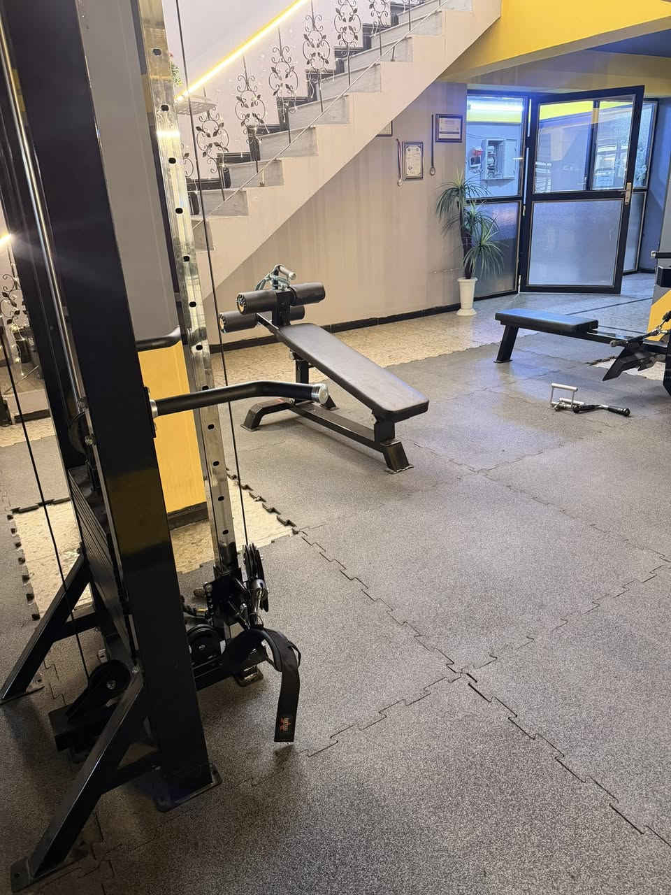 جم نسائي متكامل للبيع المساحة الكلية ٤٠٠ متر مجهز باجهزة حديثة بالاضافة الى صالة للكلاسات متكاملة بكل ملحقاتها كذلك يحتوي على مساحات تصلح  للكافتريا و بوث لبيع المستلزمات الرياضية و كذلك يحتوي على شقة تصلح ان تكون مركزتجميل او صالون / موقع تجاري مميز (المشتل /مخرج شارع مطبك /مقابل كوفي الإنكليزي  ) عدد مشتركات جيد جدا و كذلك مجهز بمنظومة كامرات مراقبة و اجهزة تدفئة و تبريد / لمن لديه الرغبة يمكنكم زيارة الجم او الاتصال على الرقم ***********
