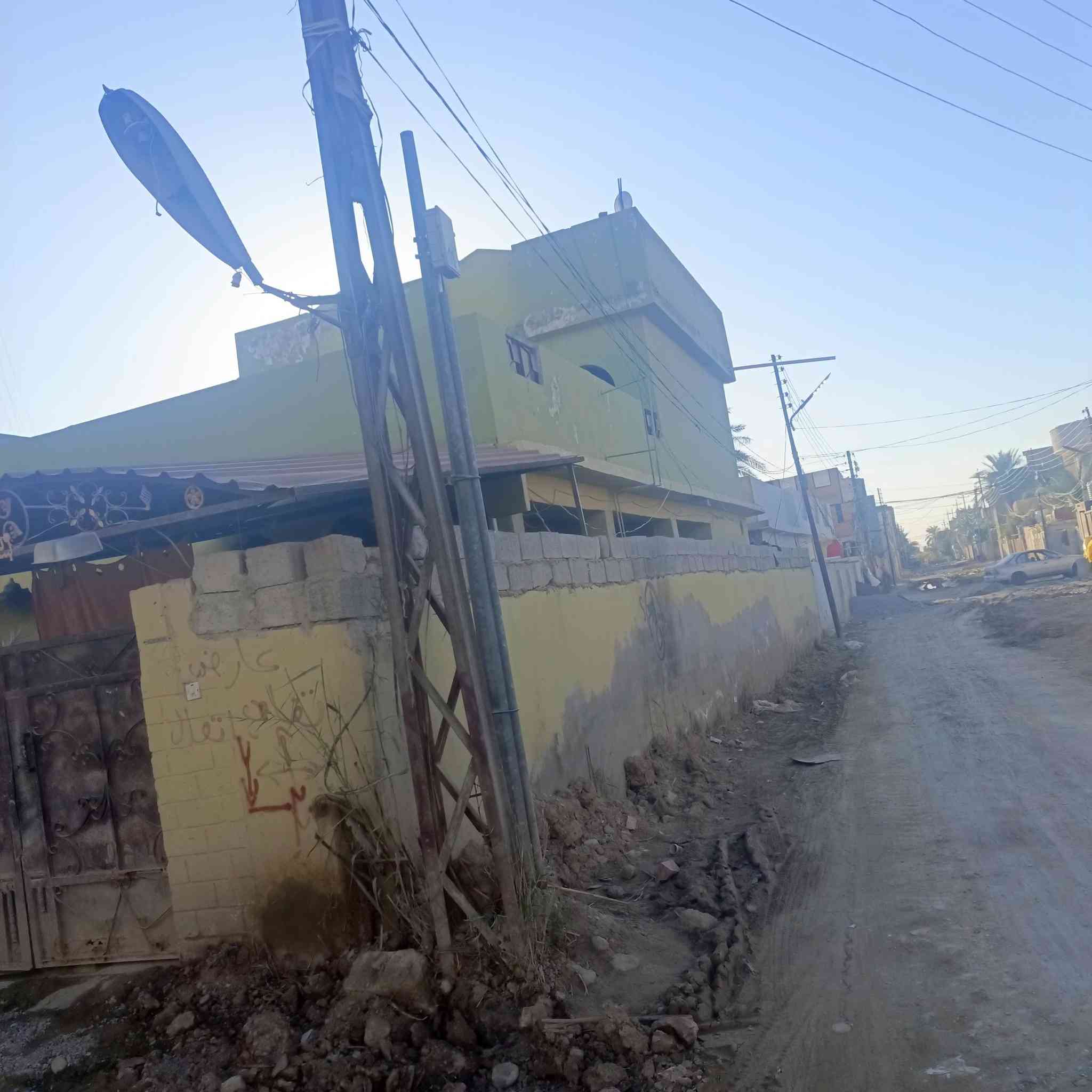 دار لل بيع 280 متر المكان كاطون الرحمة قريب عل شارع ثالث قطعة عن الشارع البيت يتكون من ستقبال هول غرفتين جوة غرفتين فوك صالة مطبخ الشراي يتصل ***********
