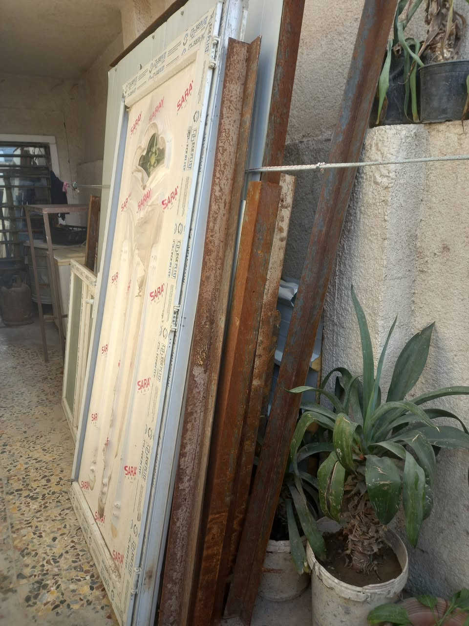 السلام عليكم
من رخصه حضره مدير الكروب
عندي سندويج مع الزوايا مال سندويج وشباك وباب للبيع والسعر مناسب كلهم ب ٣٥٠ وبيهن مجال والسندويج جدار وسقف 
العنوان دوره ***********
