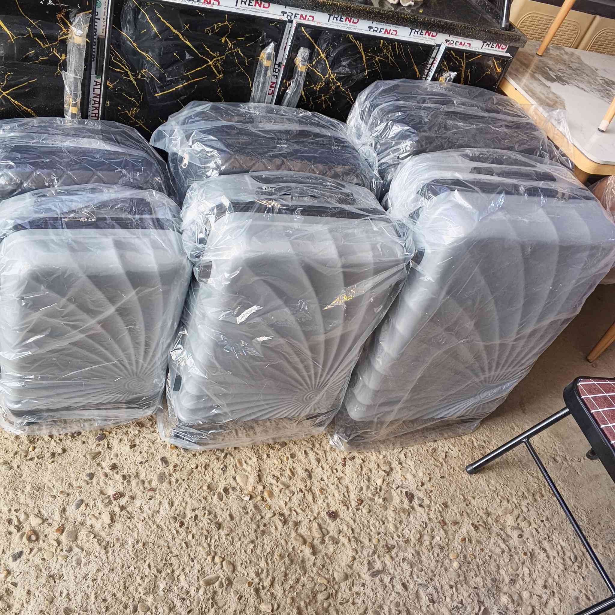 السلام عليكم توفرت وجبه جديدة جنطة السفر الاصليه ام الرمز ضد الكسر العنوان شارع الالف شارع ٤٠معرض المدينه للاثاث ***********
