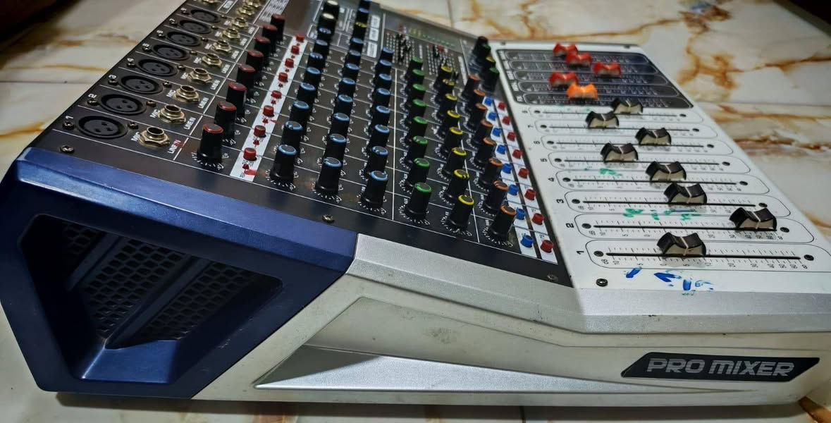 ميكسر صوت مدمج بمكبر قدرة (Power Mixer) للبيع علما ان المواصفات الأساسية هي .. (Specifications)
عدد القنوات (Channels): يحتوي على 8 قنوات (8 Channels) لتوصيل المايكروفونات والآلات الموسيقية.

​مكبر صوت مدمج (Built-in Amplifier): يحتوي على مضخم صوت داخلي (باور) مدمج لتشغيل السماعات مباشرة (Passive Speakers) عبر مخارج (Speaker Outputs) الموجودة في الخلف (تدعم وصلات Speakon و 1/4 Jack).

​منفذ USB: يدعم تشغيل ملفات الصوت (MP3) مباشرة عبر فلاش ميموري، مع شاشة تحكم صغيرة مدمجة.

​بلوتوث (Bluetooth): يدعم التوصيل اللاسلكي لتشغيل الصوت من الهاتف أو التابلت بسهولة.

​مؤثرات رقمية (DSP Effects): يحتوي على معالج مؤثرات رقمية مدمج (مثل صدى الصوت Reverb/Delay) لتحسين أداء الصوت في المناسبات والمساجد أو القاعات.

​طاقة فانتوم (+48V Phantom Power): لدعم تشغيل المايكروفونات المكثفة (Condenser Mics).

​منظم صوت (Equalizer): موازن صوت لكل قناة للتحكم في الترددات العالية، المتوسطة، والمنخفضة (High, Mid, Low).

السعر 400 الف دينار ورقم الهاتف لغرض التواصل هو *********** مع وات ساب وغير متواجد على الفيس 
تحياتي
