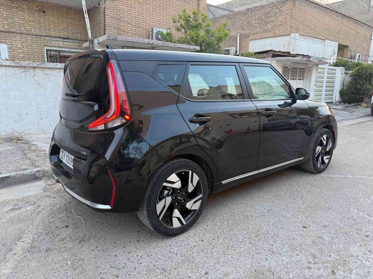 السلام عليكم 
كيا صول GT Line 2023 فول مواصفات
اعلى فئه بالصول لون اسود داخل اسود مطعم ب احمر بلادي 

محرك 2000 دوش 
سياره بجم كبس / حادثها باب خلف السائق مع جنف القماره وجاملغ الخلفي صبغ باب السائق + خلف السائق + قماره + باب الجنطه 

مرقمه بأسمي
السعر 145 وبيها مجال للشراي  
*********** بغداد, العراق
