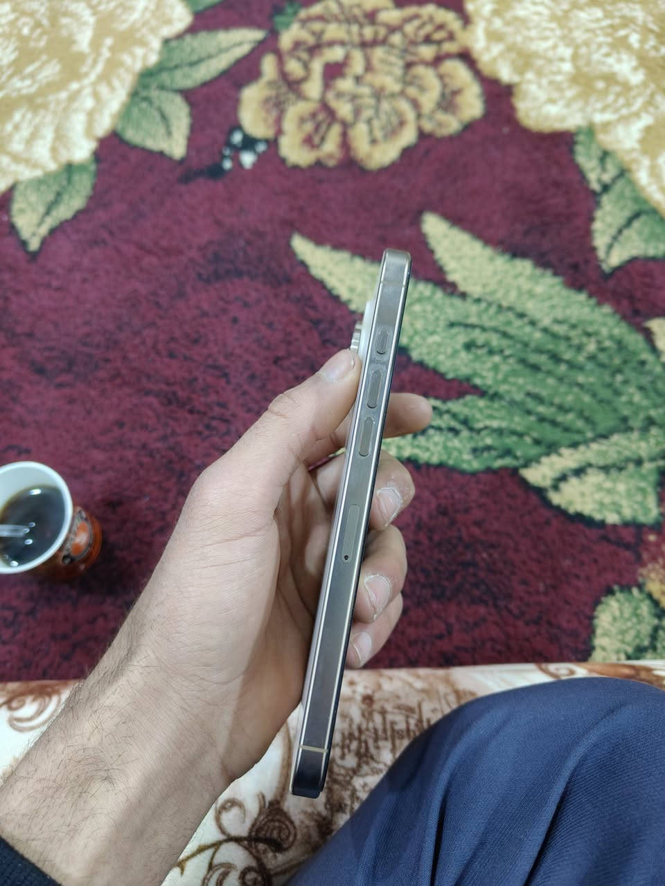 للبيع (لأصحاب الذوق والتميز)
​الحالة: الجهاز بحالة الوكالة (نظيف جداً)، استخدام شخصي  وخالي من أي خدوش أو عيوب فنية.
​المواصفات الأساسية:
​الموديل: iPhone 16 Pro Max.
​اللون: تيتانيوم صحراوي (Desert Titanium) / أو تيتانيوم أبيض (حسب وضوح الصورة).
​المميزات: كاميرا خرافية، أداء جبار، وبطارية تدوم طويلاً):
​سعة التخزين: [ السعة 256GB أ].
​نسبة البطارية: [ النسبة: 99%].
​الملحقات: الكرتونة الأصلية وكابل الشحن الأصلي.


**إذا كنت صاحب هذا الإعلان وتريد حذفه لأي سبب، رجاءا أرسل رسالة إلى الدعم الفني**