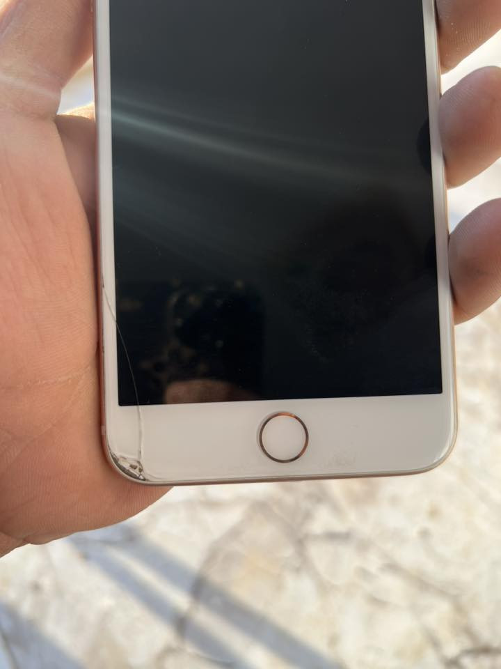 ايفون ٨
ذاكره ٦٤
بطاريه ٧٩
بي فطر بل الكلاس 
مكان ديالى 
الرقم ***********
