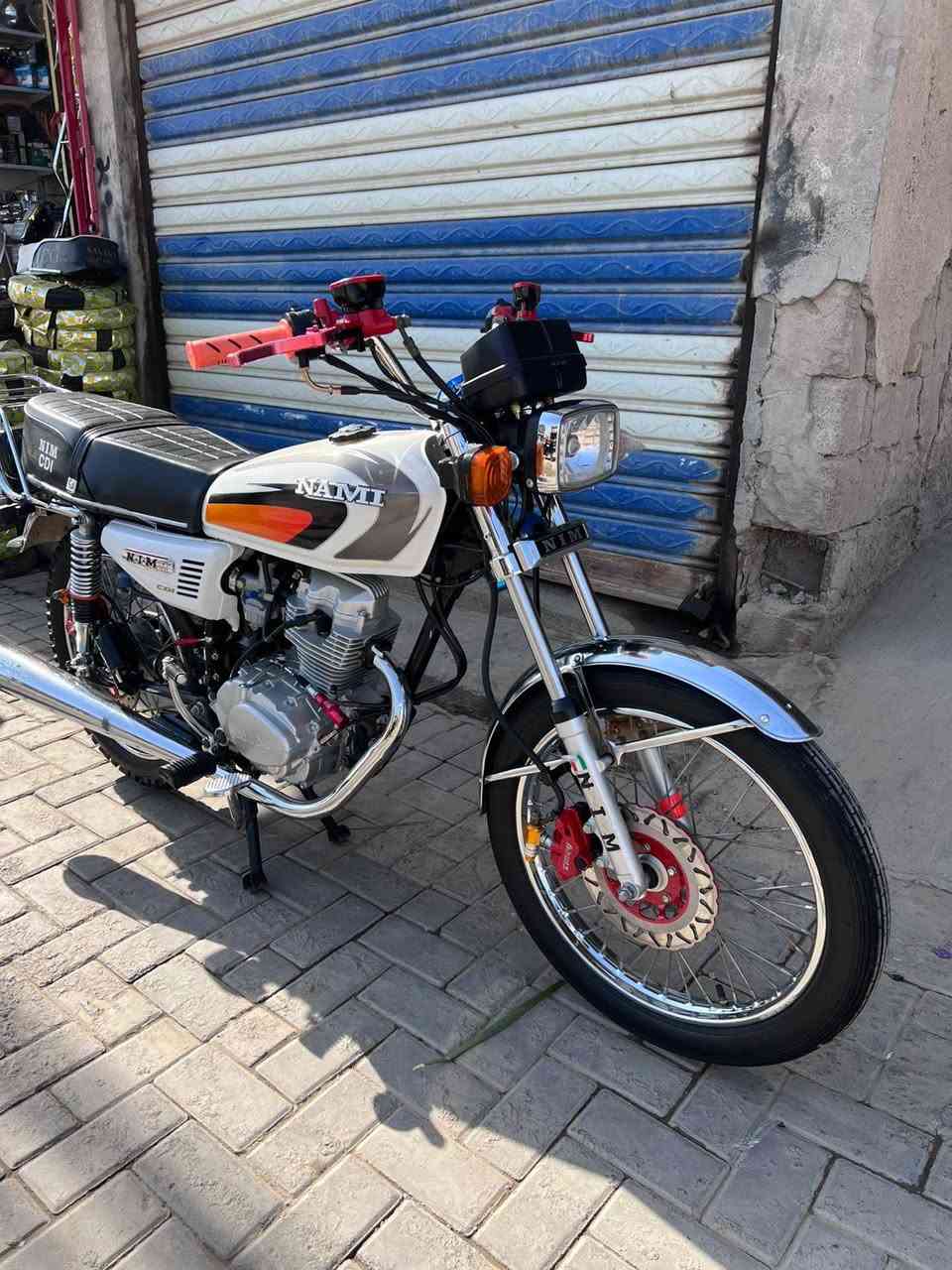 السلام وعليكم عندي دراجة يراني البيع 4كير نامة اوراق معرض دراجة موديل 2026 مكفوالة كفالة عامة شرط برغي ما مفتوح بيهة ماشية 4الف حقيقي يعني زيرو مكاني بغداد حي اور الاستفسار *********** السعر ب650 وبيهة مجال الطيبين
