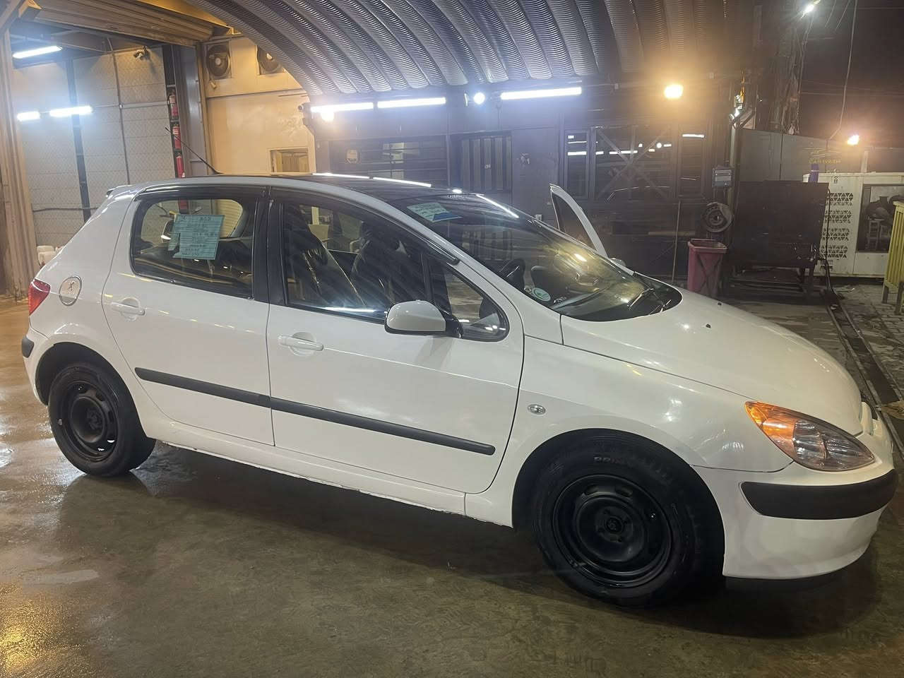 السلام عليكم بيجو 306 رقم بغداد تحويل ثاني يوم السياره مكفوله بستثنا بابين صبغ اثار جراد مكينه كير تبريد تخم تاير صار 3 يام من شديته صدر جديد السياره جاهزه وخير من الله 
السعر 55 ورقه وبيها مجال بسيط بكاني بغداد مقابل الرستميه 
الاتصال ***********
