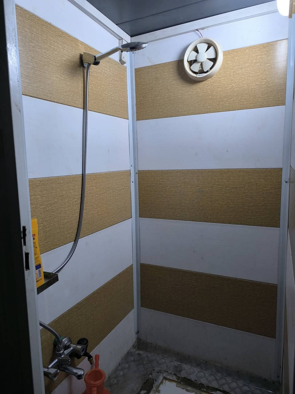 السلام عليكم 
حمام تواليت قياس متر في متر جديد استخدام شهرين مابي لي ضرر نهائيا 
السعر 350 الف 
مكاني بغداد سريع الحسينيه مقابل مدخل الثعالبه 
***********
