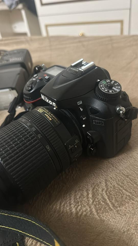 نيكون D7100 للبيع نضافة فول استعمال قليل ومع كامل ملحقات السعر 400$ للاستفسار *********** واتساب

