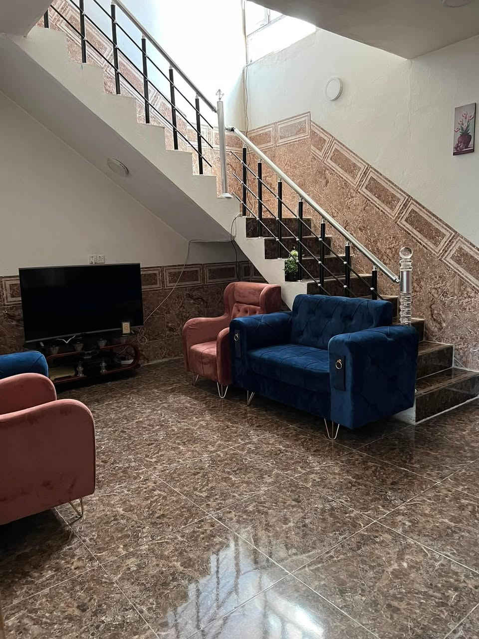 دار للبيع مساحة. ٢٢٥ متر طابقين 
٣ غرف نوم 
الطابق الاول غرف نوم مع صالتين و مطبخ 
مجمع صحيات 
الطابق الثاني غرفتين كبار مع صالة 
كراج يتسع سيارتين 
حديقة  عمر البناء. ٥ سنوات حديث 
واجهة البيت ١٠ متر. زراعي  ملك صرف اسهم 
سيراميك البيت كلة اسباني موقعة نهاية شارع الحسينية  في منطقة شفتة  عل شارع العام. خدمات كاملة 
للاستفسار عقارات شفتة وقطع اراضي زراعي طابو ملك صرف  ***********  حجي راضي لمعرفة السعر اتصال فقط.  ا🧿
