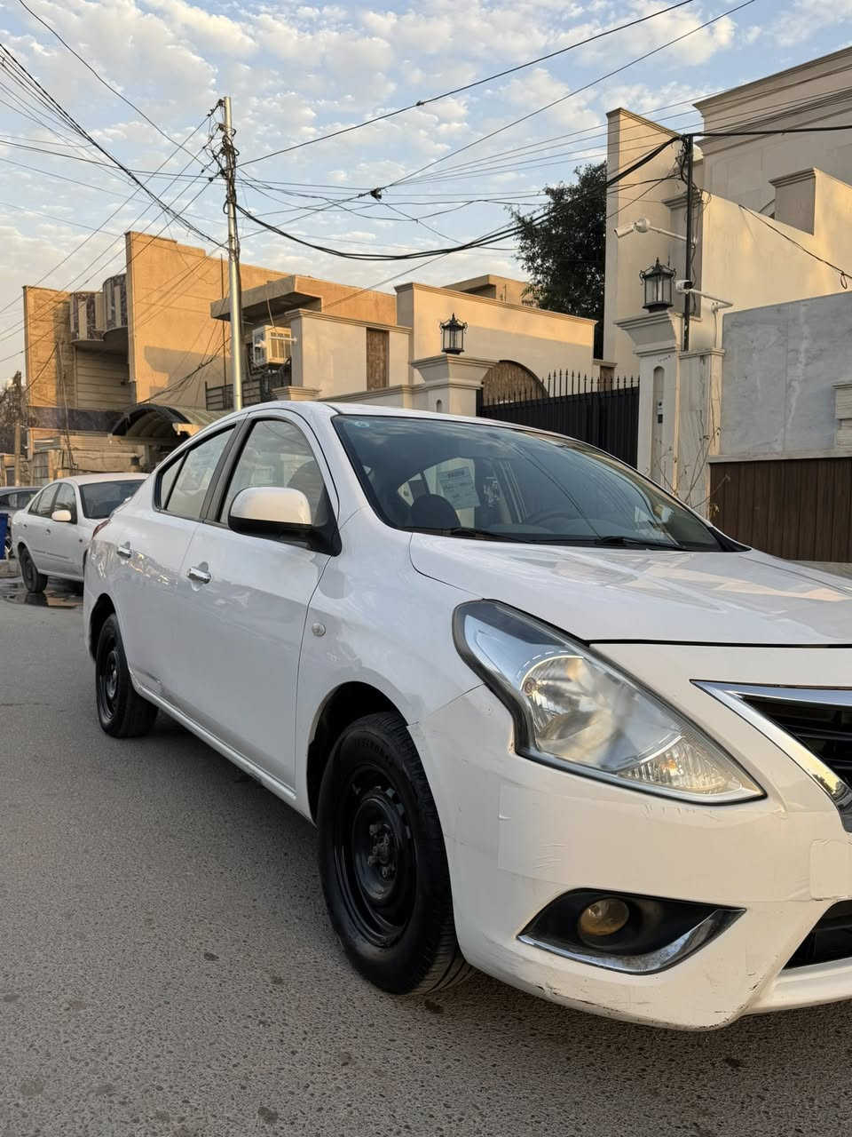 سلام عليكم للبيع فقط
نيسان صني هندي 
موديل 2019 
مكفوله من الصبغ والتبديل 
بيها 3 مكانات بارد 
السياره حلوه وناصبه 
رقمها بغداد الجديد 
كير مكينه نظيفات 
ماشيه 62 الف كيلو متر تقريباً 
مكانها بغداد 
السعر 108 ورقه وبيها مجال بسيط حك الجيه 
***********
