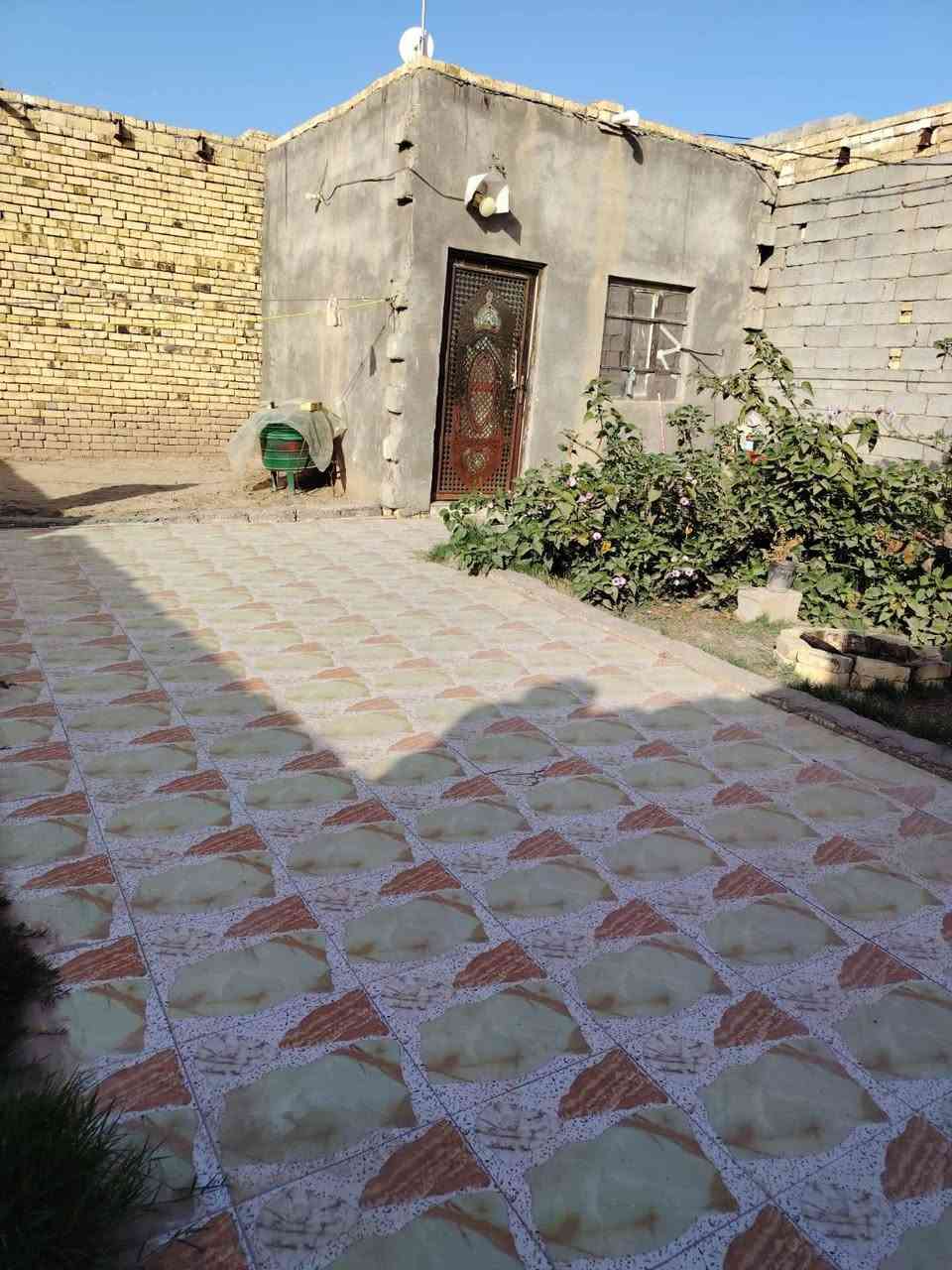 بيت زراعي للبيع المساحه230 م بي وصل بلديه وكافة الخدمات متوفرة المكان ناصريه حي السبل يحتوي على مطبخ وصاله وغرفتين نوم وطارمه جبيرة وحديقه بس الاستقبال مكامله السعر 65 وبي مجال قليل الشراي يتصل على الرقم *********** بي واتساب
