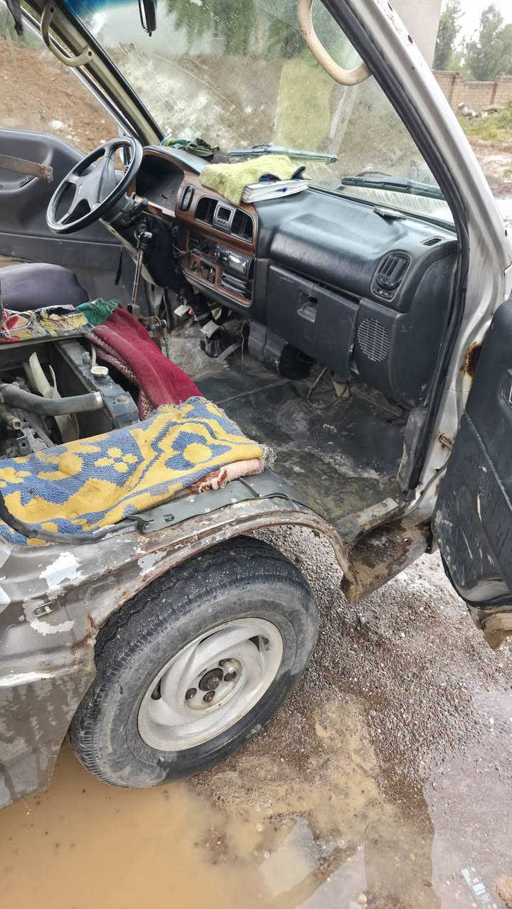 هوندة ٩٢ رقم احمر ديالي محرك نضيف طخم سيارة مالشغل كهربائيات شغالة محرك كير شرط محرك ٢٧٠٠ بنكو رقم التلفون *********** مكان السيارة قوسيات مخل اسواق ابوعلي
