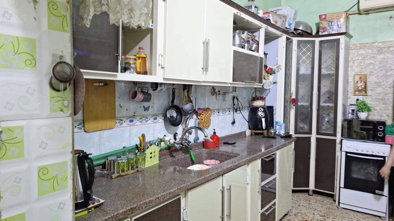 السلام عليكم 
عندي اغراض منزل للبيع ..
كاونتر ٥ متر ونص مع ميز طعام و٦ كراسي 
طعام كهربائي ٥ عيون وفرن ..
مكيف سامسونج ناقص بس غاز ..
ينباعن شلعه ..
للاستفسار خاص


**إذا كنت صاحب هذا الإعلان وتريد حذفه لأي سبب، رجاءا أرسل رسالة إلى الدعم الفني**