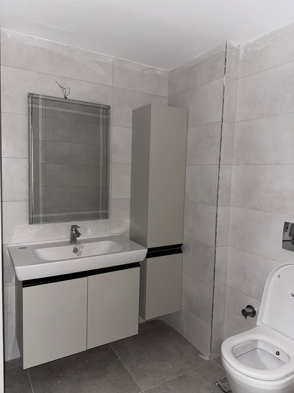 شقة مؤثثة للبيع في رامي تاور  
بسعر (75،000$)
غرفة وصالة  
مساحة 100 م  
ركن اطلالة داخلية وخارجية 
للاستفسار والتواصل 
***********
