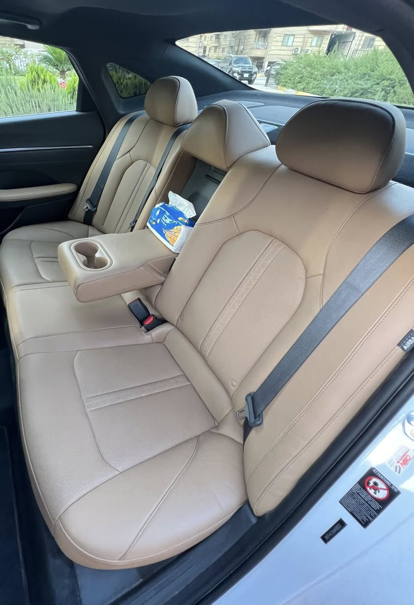 هونداي سوناتا 2023 لمتد يعني أعلى فئة وأعلى مواصفات جديدة كلش بعدها داخل لون حمصي
‏2023 Hyundai Sonata limited 1.6T
سيارة مال جناي على وضع الشركة بعدها

رقم بغداد الجديد باسمي هزة وسنوية جديدة لل 2030
ما أكتب مواصفاتها لأن هواي والجناية يعرفون شنو لمتد واللي ما يعرف يدخل على النت ويطلع مواصفاتها 
ماشية تقريباً ٤٤ ألف ميل
بيها تسارع وانطلاقة وسرعة ما شاء الله تعالى  

حادثها بأمريكا شخطين زغار موضحات بالصور مكحلات على گد الشخط فقط والصور موجودة وصار بيها بالعراق دحچة بالچاملغ الخلفي رجعتها عل البارد والباقي كله مكفول غير هذا ماكو 

السعر 211 $ واذا صدگ شراي بيها مجال تتصل وتدلل 
اذا لگيت هيچ نظافة موديل وفئة لمتد ونفس اللون والداخل اقل من هذا السعر  تعال اخذها بلاش 
مكان السيارة بغداد مجمع الايادي السكني 
للتواصل ***********  أبو علي 
يتوفر واتس آب على نفس الرقم
