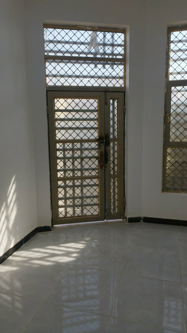 دار للبيع المساحه 100 متر مربع بناء جديد
يحتوي على غرفه وصاله وستقبال ومطبخ وصحياة وحمام العنوان حي العسكري الثالث قرب ابواحمد الحداد مرجعة مكتب الكعبي للعقار *********** وتساب اتصال
