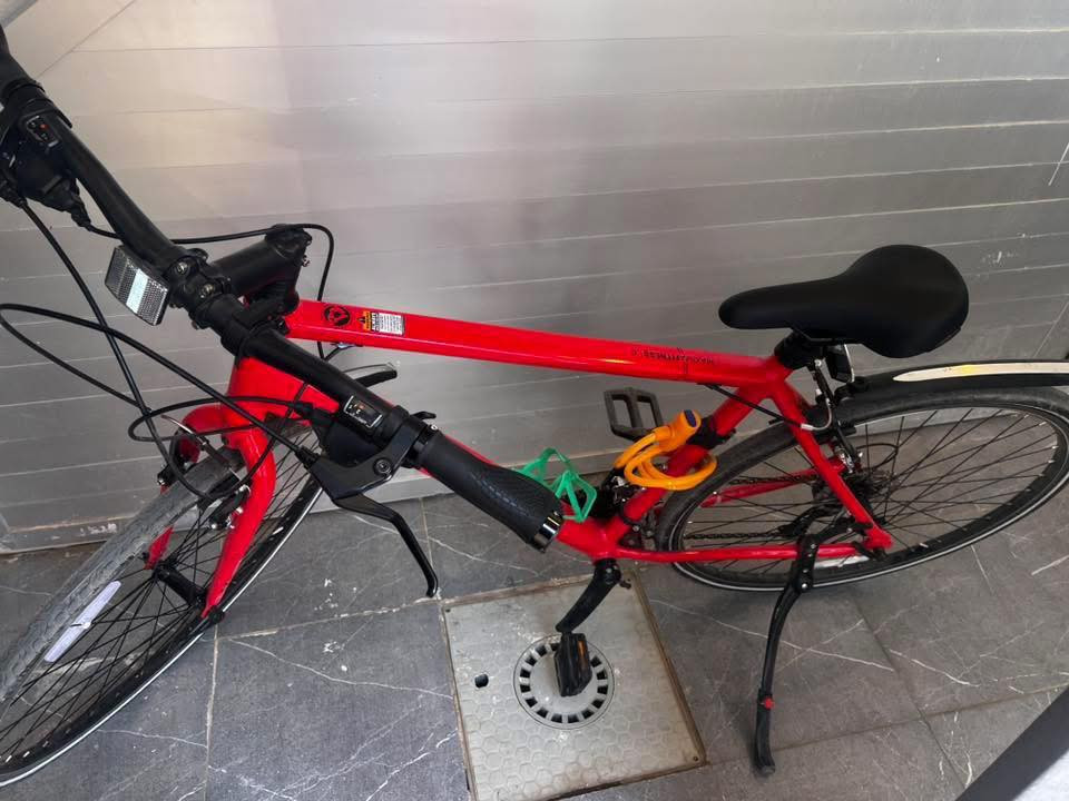 السلام عليكم ، بايسكل univega c700 رياضي مال للبيع اشتريته قبل شهرين بـ 250 ، اعلى سعر أبيع للعلم بيه كيرين كير امامي نمرتين وكير خلفي 7 نمر ووياه مُلحقات مثل " مُطارة رياضية ، ستاند مال موبايل وبنفس الوقت اضاءة وبنفس الوقت باور بانك" ووياه بم يدوي مال الهواء بَس القفل الاصفر اللي بالصورة ضايع  ، اعلى سعر ابيع مُكاني بغداد الغدير قُرب مُجسر الأمانة او علوة الغدير


**إذا كنت صاحب هذا الإعلان وتريد حذفه لأي سبب، رجاءا أرسل رسالة إلى الدعم الفني**