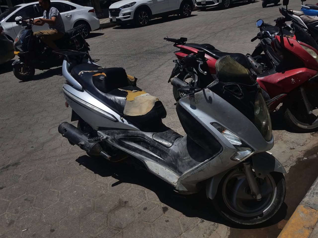 ب235 الف قفل 
سايم Rv محرك 250cc
دراجة حلوة وكاعده كلش نشطة 
كهربائيات كلهة شغالة كيج حماوة وكيج سرعه اشاير والدبل اشارة انارة عالي وناصي والهورن حرفيا كلشي شغال

عندك فقط التاير الامامي ممسوح يرادلة تبديل ويرادلهة تدوشم للكشن

الدراجة مكفولة من سرقة 

مكاني الرمادي الثيله مقابل مستشفى صدام 

مصطفى الراوي // ***********

شراي اتصل
