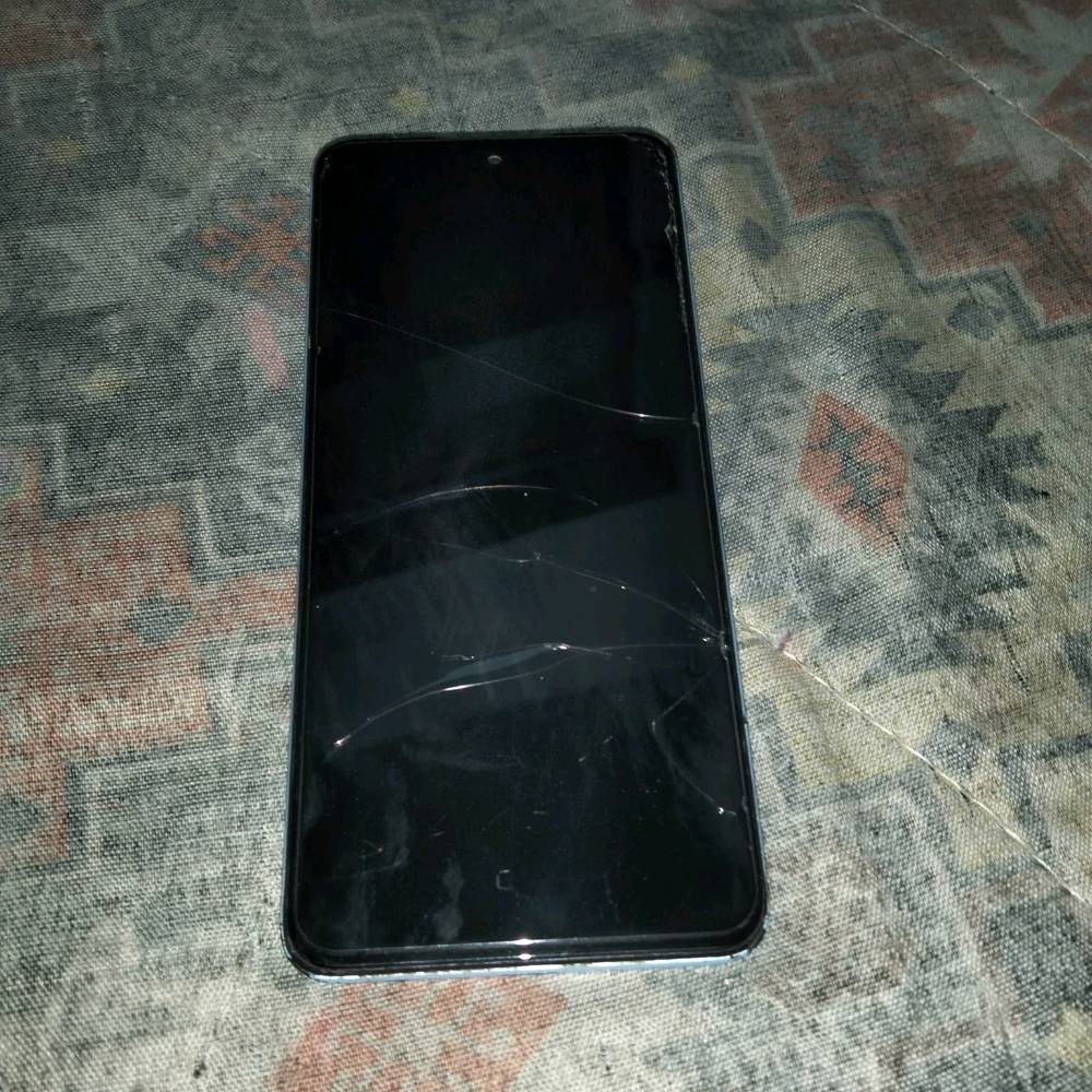 تلفون oppo ما مفتوح ابد سعره 200وبي مجال بي كسر شاشه بل لازكه حاط يعني شاشه الاصليه مابيهه شي
الشاشة الأصلية بس بيها كسر ولا اللمس والعرض شغالين 100%؟: 
اي
وين موقعك بالعراق؟ وهل السعر قابل للمساومة وشبيّن ويا الجهاز من ملحقات مثل الشاحن أو العلبة؟: 
بغداد الشعب سعر 200بي مجال