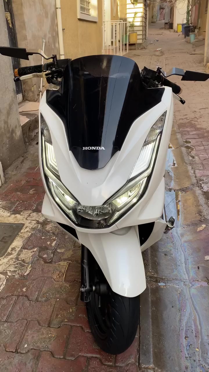 السلام عليكم للبيع
دراجة pcx 2023 ياباني وارد فيتنام 
مو كوري قطعة نادرة من لاخير 

لون ابيض صدفي 
طبت ماشية 4000 زيرو 
الحالي 24 الف حقيقي 
حجم المحرك 125cc 
ستيرن رياضي 4 قطع 
مري شفط اصليات 
درع حماية للدوسات + طلاعات وياهن 
كشن رياضي اصلي مختم pcx 
دبلات خلفية ام البطل 
قبق شوته + قبق كلجات شفاف 
+ اضوية متغير 
الذيل الخلفي رياضي 
قاعده رقم اصلية 
طلاعات القدم الخلفية نيكل Pcx 
درع حديد اصلي حماية قبق كلجات 
تدفئه باليدات + حسام زدحام 
ستان كهربائي بالكوري يجي ملغي للمعلومه 
كفالة كشر + مكينة + كلجات + صوت خشن 
وكهربائيات علمود لتسلني عليهن شرط فحص 
دشبول صافي لا جيك ولا مدري شنو 
وبعد عليه غراض منذكرن 
اكرر كفالة من باب تاخذها 

اي ستفسار متواجد خاص واتساب 
رقمي *********** 

مكانها النهظة شارع شيخ عمر 
قرب باجة الحاتي
