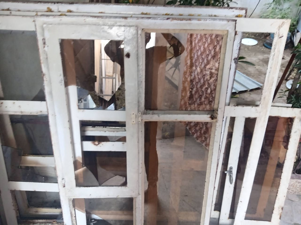 سلام عليكم شبابيك للبيع سعرالبرتين30والثلث بردات35وبيهن مجال الرقم***********

