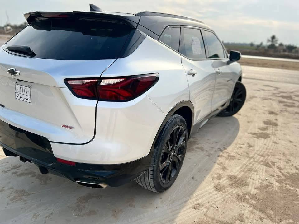 شوفو ليت بلايزر RS موديل22
فول مواصفات بدون رقم 
6 سلندر 
ضرر جانبي باب السائق ولي خلفها تصليح درجه اولى 
صورة ضرر مرفقة مع الصور السعر220$ بيه مجال 
***********
***********
