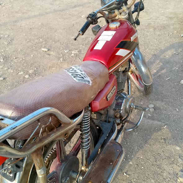 مكلف بالنشر
موطور للبيع السعر 300 وبي مجال 

المكان قرية الحود ***********
