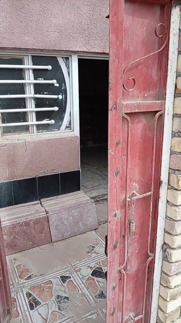 السلام عليكم اللبع دار ١٠٠متر مربع حي الرحمة الأولى خلف الشارع العام بناء بلوك يتكون من غرفة نوم +صالة +مطبخ + ديوانية وصحيات سيراميك أرضي وجداري اابيت رقم اصولي توزيع بلدية ااسعر ٣٥ الخاص  مفتوح *********** واتس واتصال
