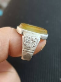 سلام وعليكم عقيق يماني شرف الشمس فضه عيار 925 قيم باليرضي الله ٠٧٧٠٥٣٢...