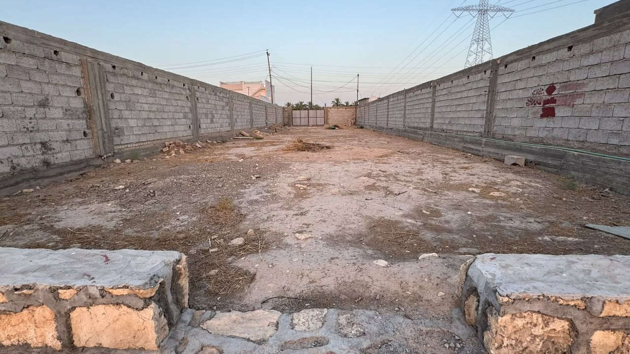 سلام عليكم ارض 750متر واجه 10متر نزال 75 سند 25 قرب الجزيره السياحيه بيها كتاب تكسيه حجريه/خطين ماء /كهرباء ثري فيز /بيه سياج من الشارع الشط مثل ماموضح لاستفسار اكثر تواصل عله رقم ***********
