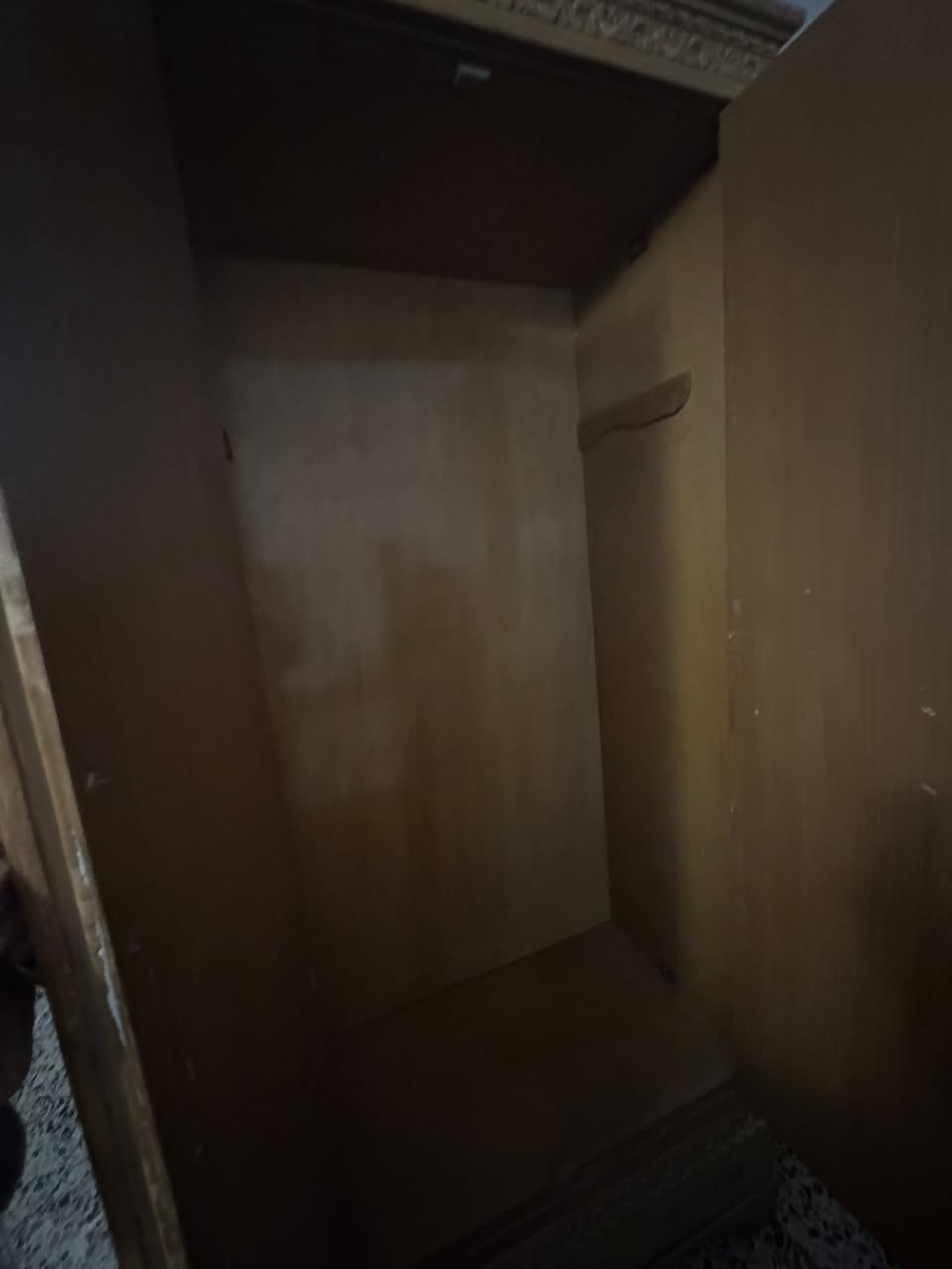 غرفة  للبيع نضيفة كلش ومرتبة وكل غراضها كاملة اخت الجديدة للاستفسار خاص او ع الرقم ***********
