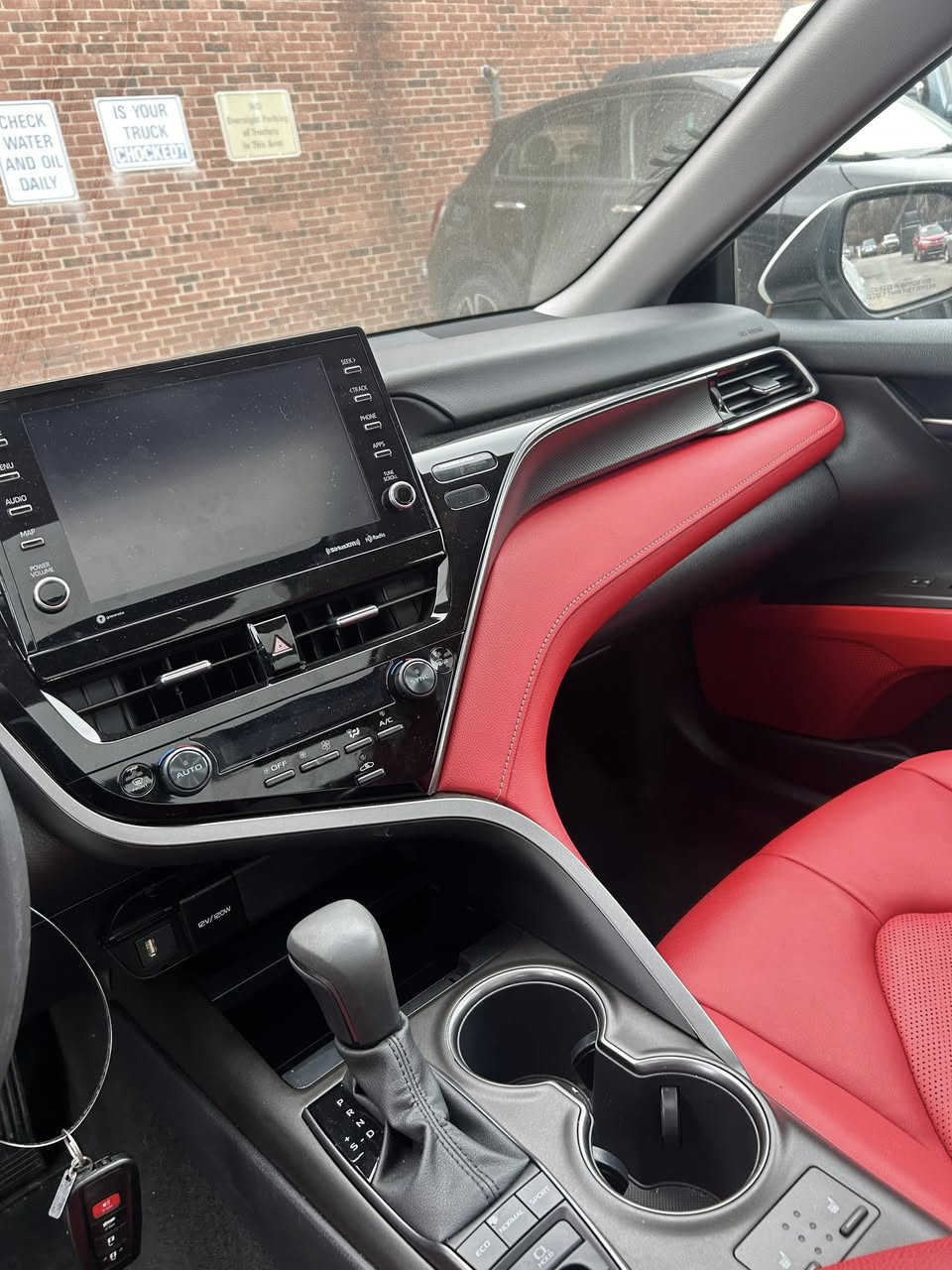 السلام عليكم أريد مراوس 330 او 340 بدون فرق  موديل 21 وفوك 
اخوان سيارتي كامري 2023xse  لونها سموك وداخل احمر اعلى فئة حادثها فقط دعاميه خلفيه سيارة انا مستوردها ومرقمها بغداد جديده ماشيه حالياً 50 الف 
***********
