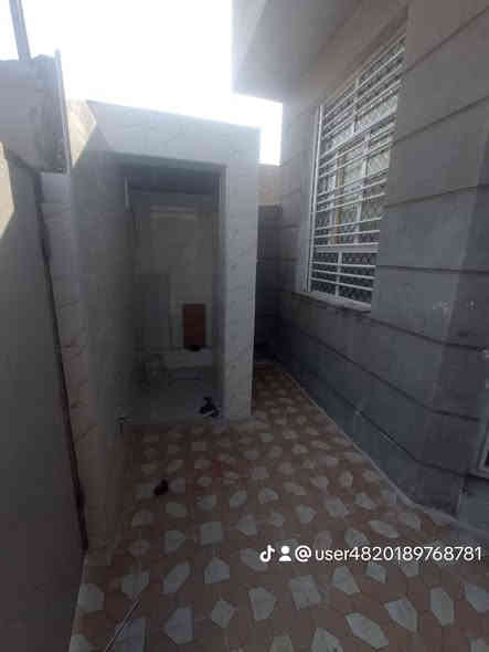 اللهم صلي على محمد وآل محمد 
دار للبيع المساحه 100م واجه 5نزال 20 طابو زراعي سند                      25تحويل مباشر بأسم المتشري 

طابق واحد 
غرفه نوم وكلدور وستقبال ومطبخ حار وبارد وبيتونه ومجمع صحيات داخل وخارج  حديث 2025مامسكون استلام مباشر 

عنوان حله قرب مزار العلويه شريفه ع قريب جدا من شارع العلويه شريفه ع 

اترك تعليق ويتم الرد خاص او اتصال ***********
