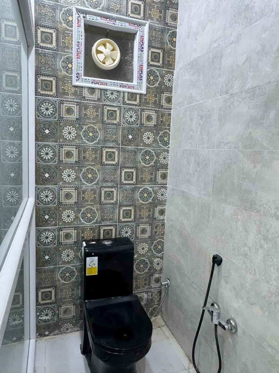 عيدكم مبارك
كل عام وانتم بخير 

بناء منازل 
درجة أولى 
نقد وبالتقسيط المريح
فقط محافظة ديالى بعقوبة 
( اقضية ونواحي)

🏗️ تندر بناء كامل - تسليم مفتاح

المرحلة الأولى: الأساسات

 • تنظيف الأرض، فحصها من قبل المهندس 
 • رش مبيد حشري مكافحة الأرضة والحشرات

⸻

المرحلة الثانية: أعمال البوكس 

  .عمل بوكس قياس 40*50 
( الشيش نوع العتبة،،، قياس 16 ملم ،،، اتاري (~4*1)
  . عمل وزن قياس 30 سم يشمل منه (10سم) صب باتلو 
  . تزفيت البوكس والباتلو معًا 
 • تنفيذ شبكة المجاري باستخدام أنابيب “ألبركة” الأصلي وأنبوب للمنهولات.
. صب الارضيه بالكامل ( صبة النظافة) بعد التصفية والحدل و نايلون زراعي وفلين مضغوط للجوينات 

⸻

المرحلة الثالثة: أعمال البناء

 • البناء بالطابوق الأصفر الجمهوري (معامل النهروان).
 • تأسيس خطوط السبالت والمرازيب.
 • البناء بارتفاع 3.50 م، ليكون ارتفاع الطابق الأرضي الصافي 3.50 م.

⸻

المرحلة الرابعة: أعمال القالب والسقف

 • تأسيس أنابيب الكهرباء والجكشنات داخل السقف. وانابيب  السبالت ، وانابيب تصريف مياة الامطار، وكاميرات المراقبة .
 • تسليح السقف باستخدام شيش العتبة الأصلي.
 • تنفيذ جسور الفراغات الكبيرة حسب الأسس الهندسية.
 • صب السقف باستخدام مواد مفحوصة مختبريآ 
والعمل يكون خبط يدوي وليس مركزي 

⸻

المرحلة الخامسة: الطابق الأول والبيتونة

 • تنفيذ بناء البيتونه والستارة
 . تنظيف السطح وغسلة بالكامل 
 . رش الفلانكوت للسطح بالكامل 
 . تزفيت السطح بالكامل والبيتونه 
 . بناء السياج الخارجي وبقواطع مسلحة 
 .تنفيذ وضع باب حديد سلايت خارجي 
 . بناء مخزن للمجاري 

 • الأشتايكر: تطبيق مادة الأشتايكر مع عازل (فلين ).

⸻
المرحلة السادسة :أعمال الكهرباء والماء والتشطبيات الخارجية

 • الماء: تأسيس 3 خطوط PPR (انبوب مسلح كوري المنشأ )، مع تأسيس خطوط تقطير للسبالت، وتشطيب الصحيات والخلاطات (منشأ تركي).
 • الكهرباء: تأسيس بأسلاك سنكل(أردني الفنار)، مع إنارة بضمان سنتين.

⸻
المرحلة السابعة:الأبواب والشبابيك والمحجرات
 • الشبابيك: حديد أو ألمنيوم حسب الطلب.
 • الأبواب:
 • خارجي: حديد.
 • داخلي: تركي (225 ألف).
 • الحمامات والمناور: PVC 
 • باب الصالة: حديد ثقيل.
 • المحجرات: ألمنيوم واللون حسب اختيار صاحب الدار.

⸻
المرحلة الثامنة:أعمال السيراميك والبياض والأرضيات.
 • السيراميك: إكساء جدران الحمامات والمطبخ بسيراميك (هندي، إيراني أو إسباني حسب الاتفاق).
 • البياض: لبخ الجدران سمنت بالجص والبو رك درجة أولى، مع عمل مساطر ومعالجة الطابوق.
 • الأرضيات:
 • كامل الدار والسلالم: بورسلين أو كاشي حسب الاتفاق
 • الحمامات: نوع هندي او ايراني حسب الاتفاق.
 • المناور والكراج: سيراميك مسلح حامضي.

⸻
المرحلة التاسعة:الواجهة
 • صبغ كامل للواجهة الخارجية بطلاء “جوتن”.
 • تسليم بعد تنظيف وغسل شامل للدار.

⸻
المرحلة العاشرة:هدايا مجانية لصاحب الدار
 1. ماطور ماء مع الربط.
 2. تأسيس منظومة كاميرات + بوكس إنترنت.
 3. خزان ماء سعة 1000 لتر.
 4. ديكور جبسن بورد للصالة.
 5. صبغ داخلي للدار بالكامل (أوف وايت أو أبيض).
 6. تصميم مجاني للخارطة والواجهة.

⸻

ملاحظات هامة
  .يتعهد صاحب الدار بتسليم المقدمة كاملة والاقساط الشهرية كلا في وقته واذا تأخر بشهر من الاشهر يسدد قسطين بالشهر الذي يلية
 . في حال اضافة اي فقرة غير متفق عليها خطيًا 
  يكون مبلغ عملها نقدًا 
  .فقرات البناء النهائية تكتب خطيًا خلف ورقة المكاتبة بين الطرفيين وبالشهود 
 • التندر يشمل المساحات من 100م² فما فوق، وعدد الطوابق 2 أو أكثر.
 • للمساحات الأقل من 100م²، يُضاف مبلغ يتراوح     بين 25 – 50 ألف دينار للمتر حسب المواصفات.
……………………..
للتواصل الاتصال 
***********
***********
     المقاول
حجي عبد
