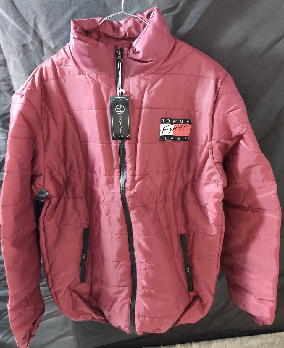 جاكيت "بافر" (puffer jacket) نفخ  من علامة Tommy Jeans ا، ويتميز بتصميم عازل للحرارة ومقاوم للرياح. لون احمر داكن+ اسود
قياس4XL
القطعة 15 الف


**إذا كنت صاحب هذا الإعلان وتريد حذفه لأي سبب، رجاءا أرسل رسالة إلى الدعم الفني**