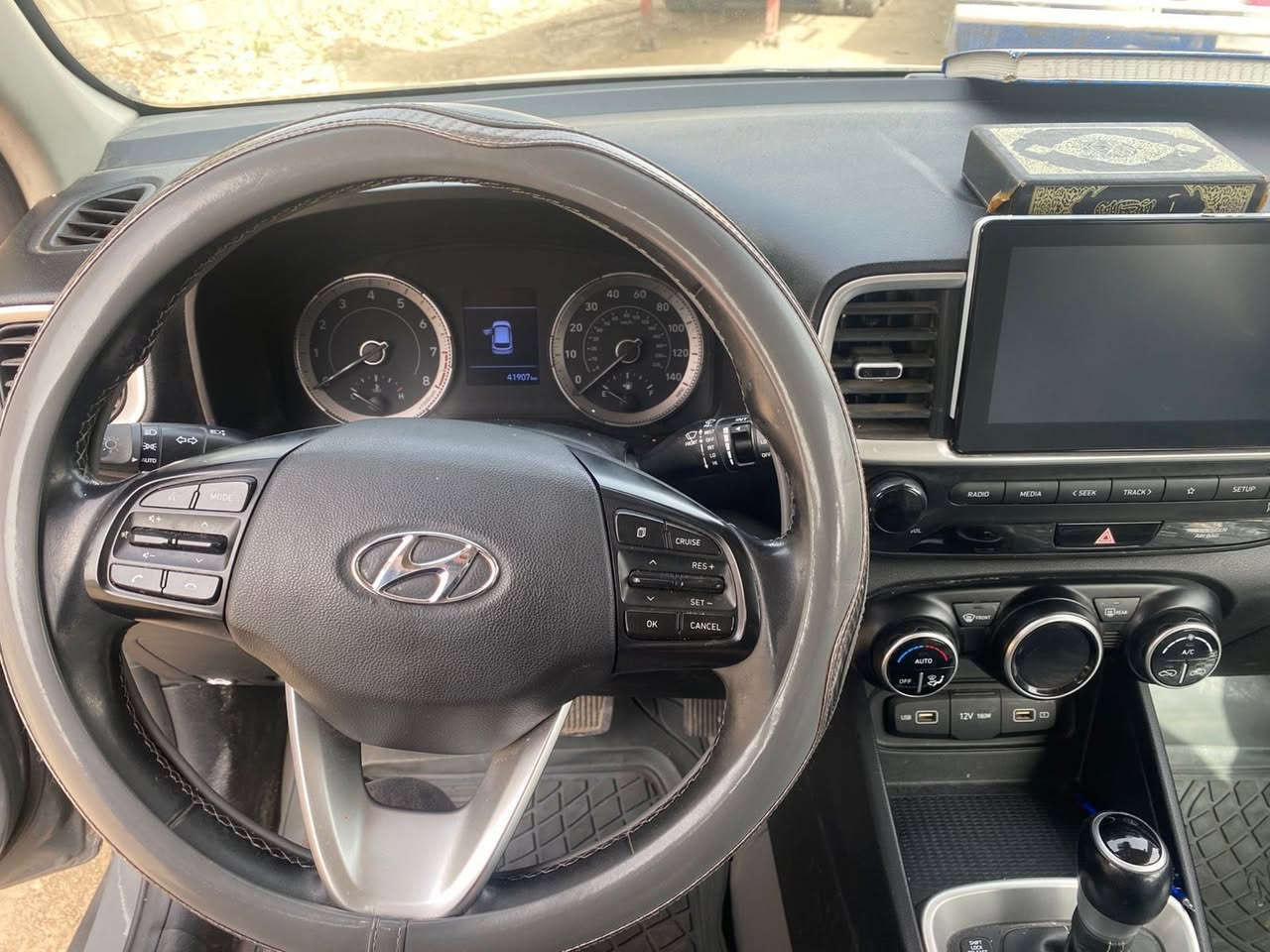 مرحبا
هونداي فينو موديل ٢٢ رقم بغداد ماشيه ٤١ ميل وارد امريكي حادثه جنطه مبدله بلادي 
محرك ١٦٠٠ دبل نوز
فتحه 
سيارة كامله مكمله مبيه اي نقص 
دوشمه حديثه
بوليش جديد 
نانو سيراميك 

فتحة بالقمارة (سلايت)
شاشة+كاميرة
لإدار امامي خلفي 
تحكم استيرن
تحديد مسار 
حساسات
مانع انزلاق
السيارة نظيفة وجاهزة
السعر١٣٠
مكان السيارة....بغداد حرية او كاضمية 
الاستفسار ‭٠٧٩٠ ٢٣٥ ٠٥٠٤‬
