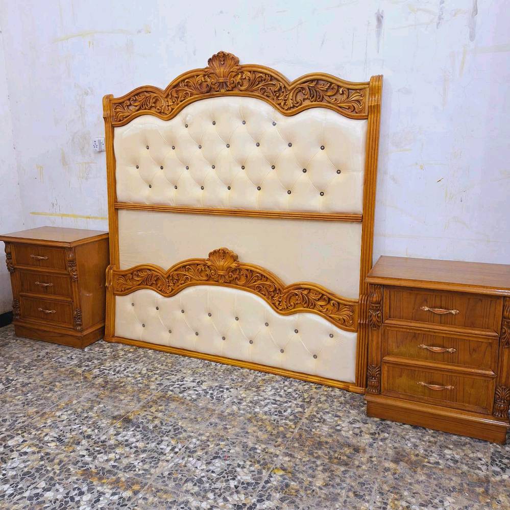 غرفة نوم راقية تتكون من تخت فاخر مع ظهر مبطن مُزخرف، بالإضافة إلى كومودينو وأدراج متناسقة بتصميم كلاسيكي مميز. تضمنت المجموعة أيضاً دواليب كبيرة وأثاث للتخزين مصنوعة من خشب ذو نوعية عالية مما يضمن متانة وطول عمر الغرفة. التصميم يعطي لمسة فخامة لأي غرفة نوم. للمزيد من التفاصيل أو للاستفسار يمكن التواصل معي بشكل مباشر.