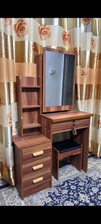 ميز غرفة نوم • جديد • قابل تفاوض