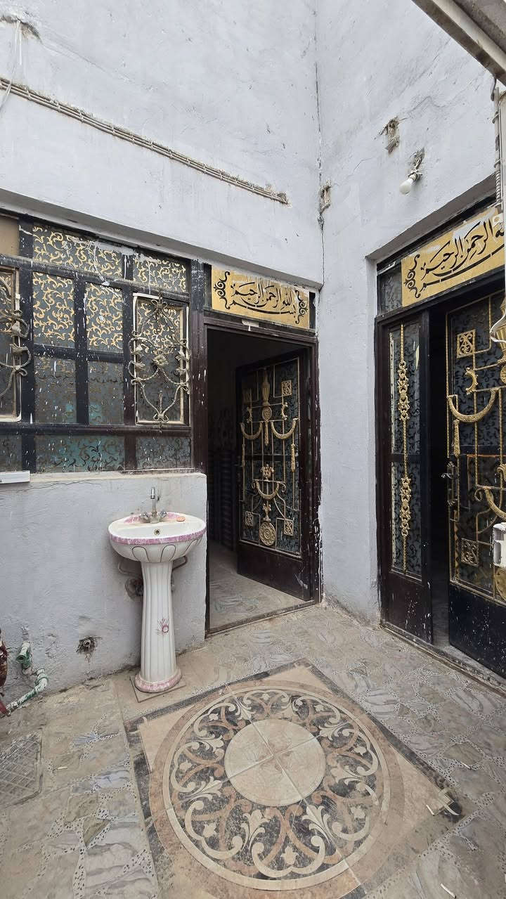 السلام عليكم ورحمة اللّٰه وبركاته
♦️🏘للبيع بيت زراعي ١٠٠ متر ركن قرب محطة وقود ريبال بالنجف البيت جاهز للسكن 
▪️البيت يحتوي على غرفتين وصالة واستقبال ومطبخ وحمامات عدد (٢) وسطح
🏡بناء البيت بلوك والسقف عگادة فرمستون والأرضية تجعيب 
للأستفسار ....
*********** تلفون ☎️
