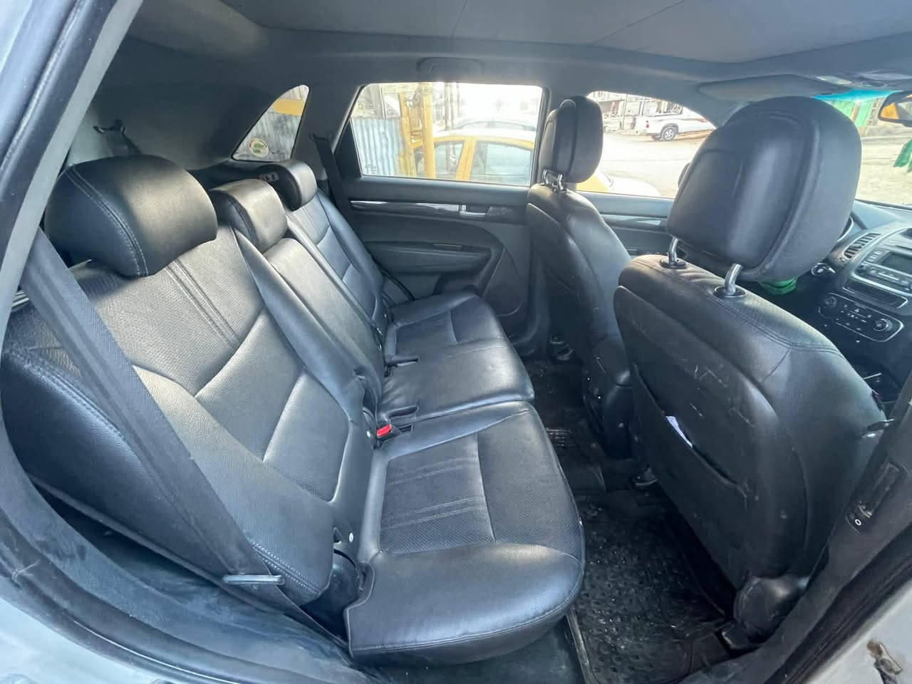 كيا سورنتوو (أدوات)2014
المواصفات:
فول  الفتحة، شاشه، حساسات خلفية.
تدفئة استيرن وكشنات (أمامية وخلفية)، 
تحكم استيرن.
الحالة:
محرك جديد، كاز، تخم تاير جديد.
تبريد وتدفئة ممتاز، 
كصة جنطة.
الأوراق والسعر:
سنوية وأرقام  (حصة ).
السعر: 47ورقة قفل .
للتواصل: عبر (‭0783 074 7150‬ 📩
