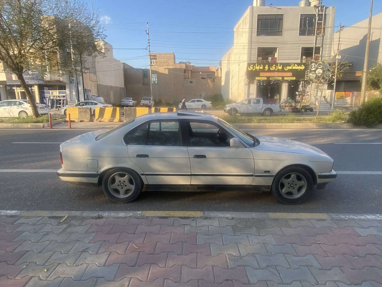 bmw 535 i 1991 گێر عادی
گێرومەکینە شەرتە
تەبرید
سڵاید 
چوار جام کارەبا
تایەو ویلی تازەیە
سەدری بێ عەیبە 
سەنووی تا ٢٠٣٠ تازەیە بەناوی خۆمەوەیە ڕەقەم سلێمانیە
مەکینەی ٥٣٥ فەلە
گۆرینۆش ئەکەم بە ئەڤانتی
***********
سعری٣٧ وەرەقەو مەعمەلەیە کەم

